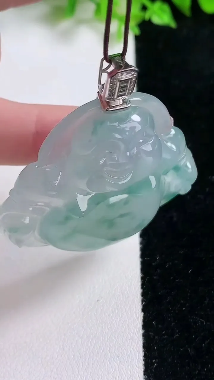 天然A货翡翠种飘花佛公吊坠，尺寸44.2-47.7-9.6，重量:32.78g
1月17日