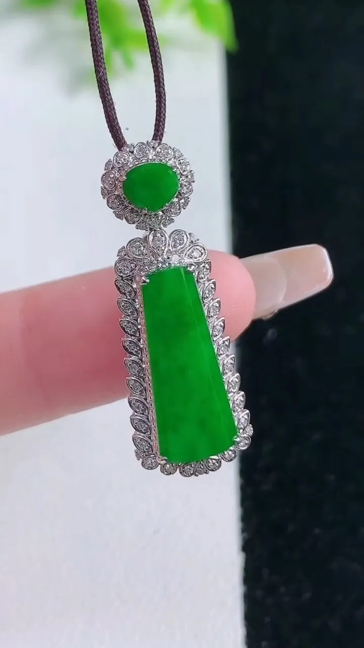 天然A货翡翠无事牌吊坠，尺寸29.6-10.7-7.9，裸石16.7-7.2重量:2.61g
1月1