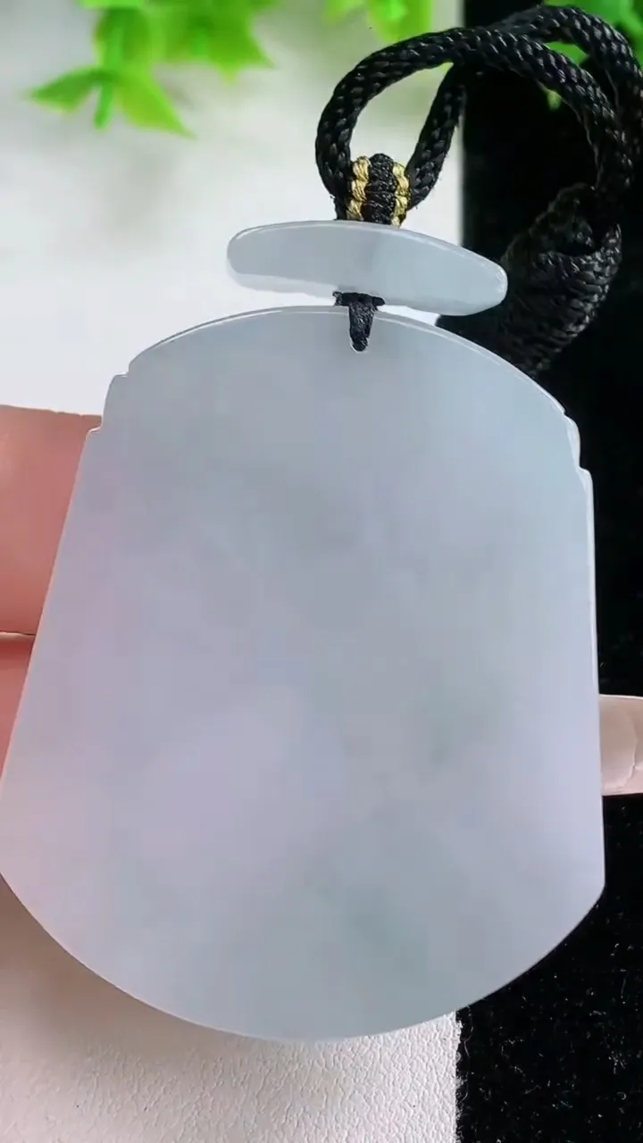 天然A货翡翠冰种飘花仿古无事牌吊坠，尺寸48.7-40.8-6.2，重量:37.11g
1月17日