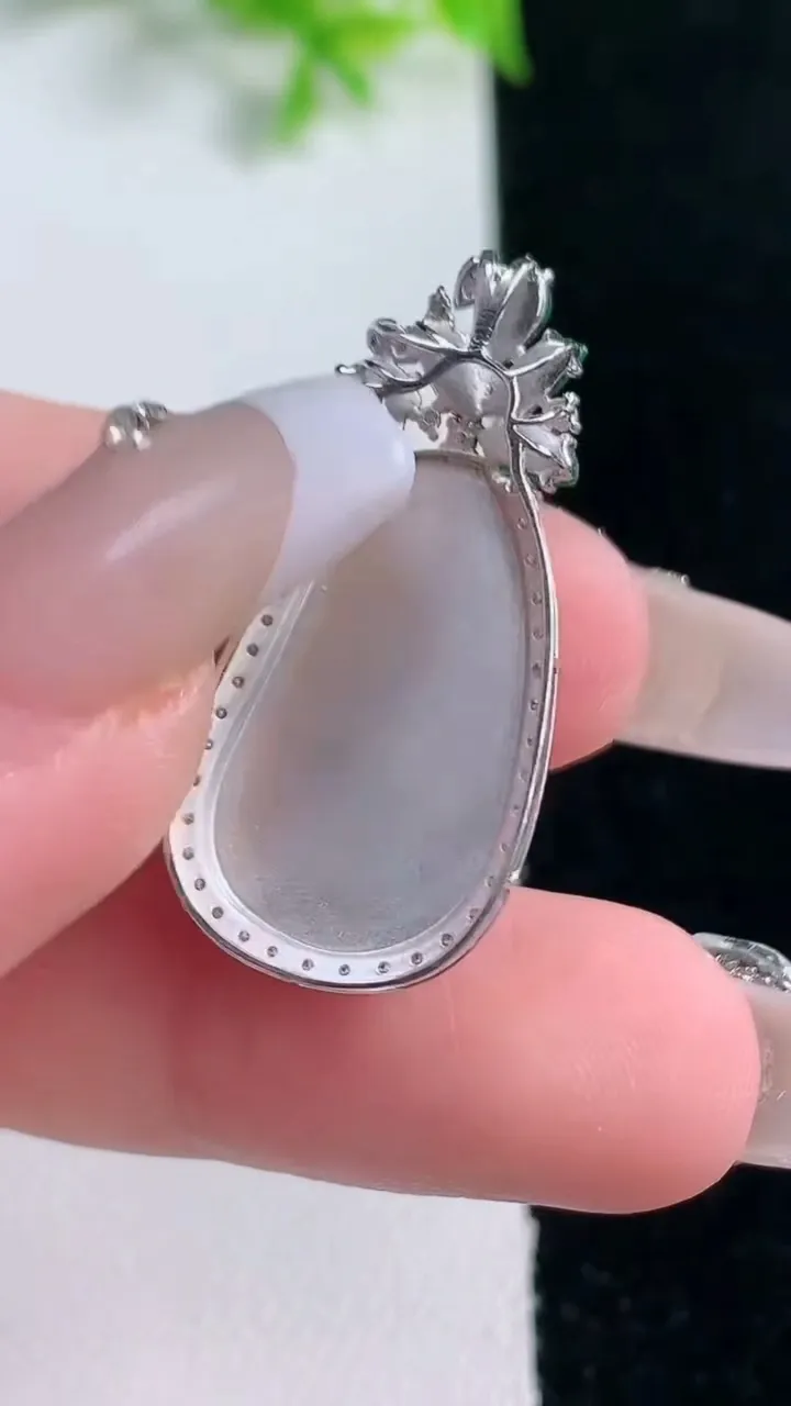 天然A货翡翠18K金紫罗兰福豆吊坠，尺寸32.2-15-7.3，裸石22-12重量:4.09g
1月17日