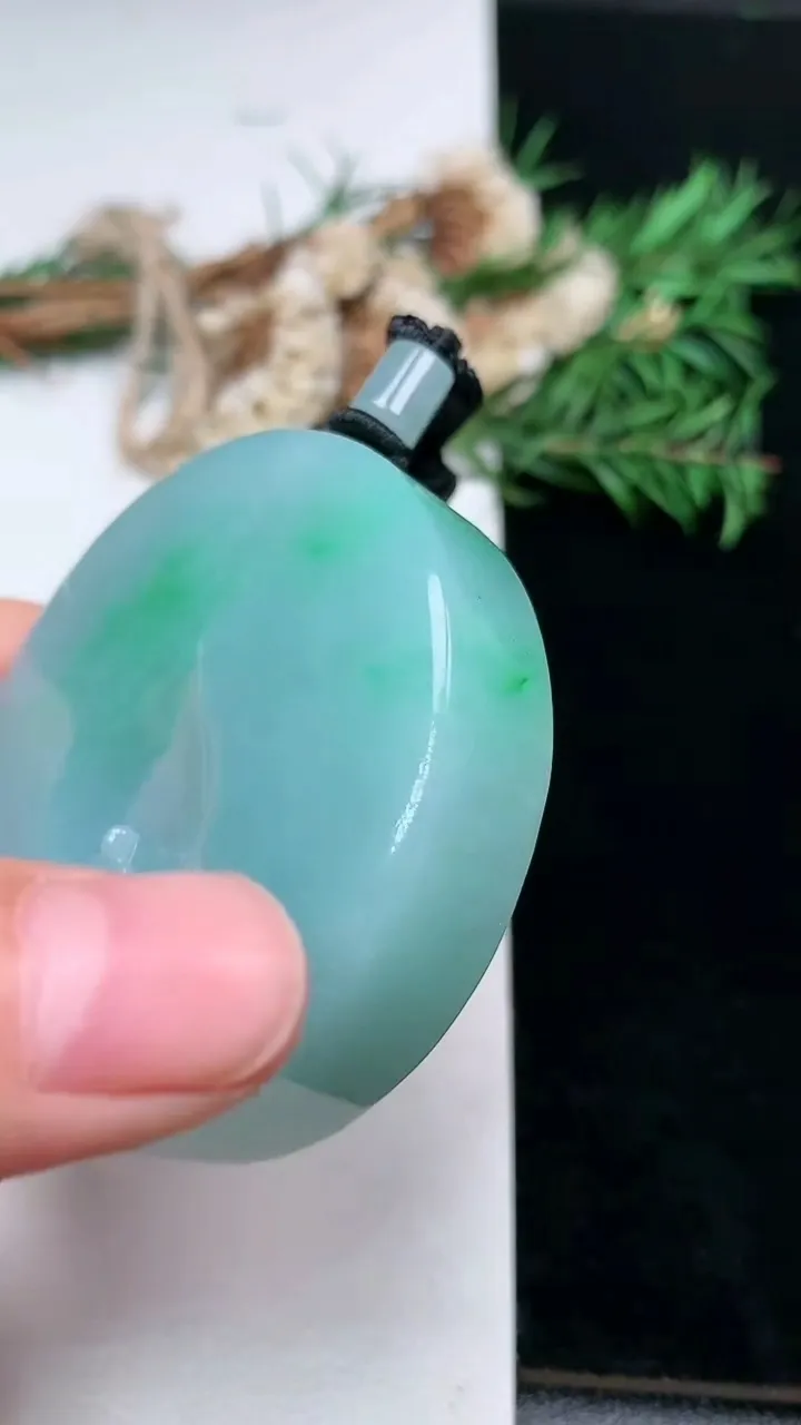 天然A货翡翠无相佛吊坠，尺寸53.6-12.8，重量:98.82g
1月17日