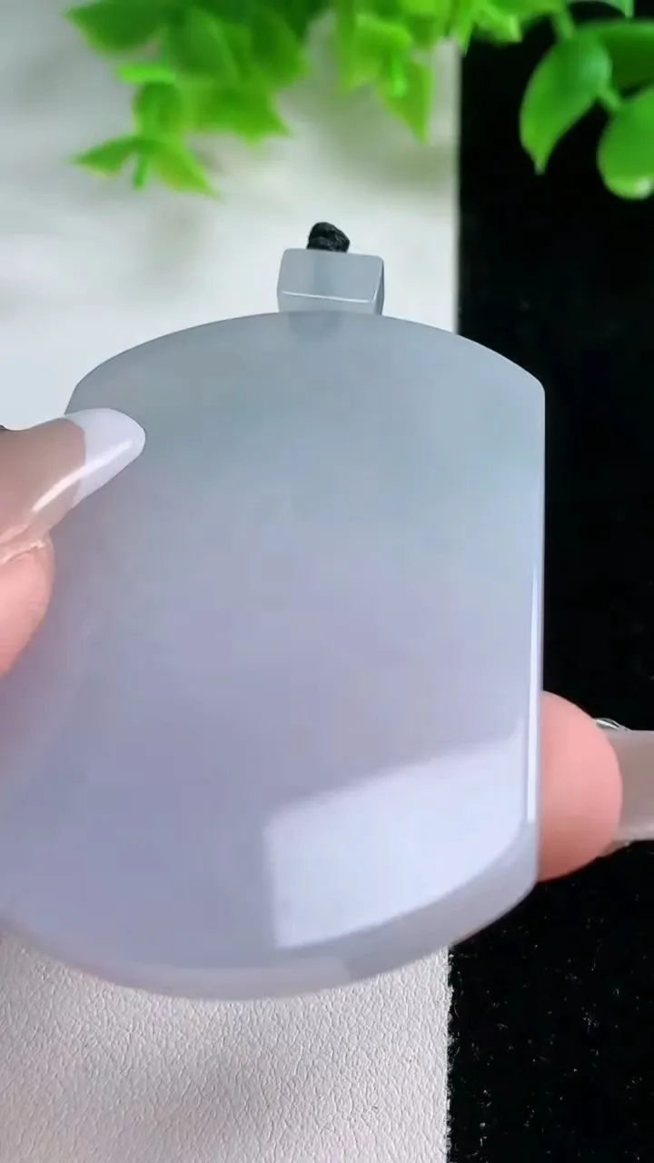 天然A货翡翠冰种春带彩紫罗兰无事牌吊坠，尺寸55.5-42-5.5，重量:39.33g
1月17日