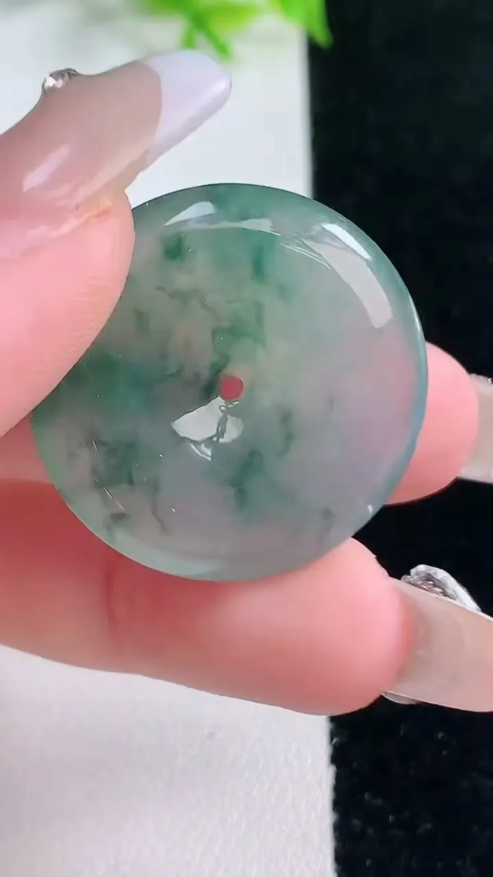 天然A货翡翠冰种飘花平安扣吊坠，尺寸27.7-4.9，重量:9.12g
1月17日