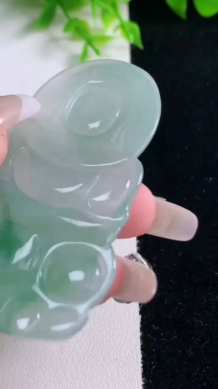 天然A货翡翠种飘花观音菩萨吊坠，尺寸66.3-42.3-5.5，重量:28.23g
1月17日