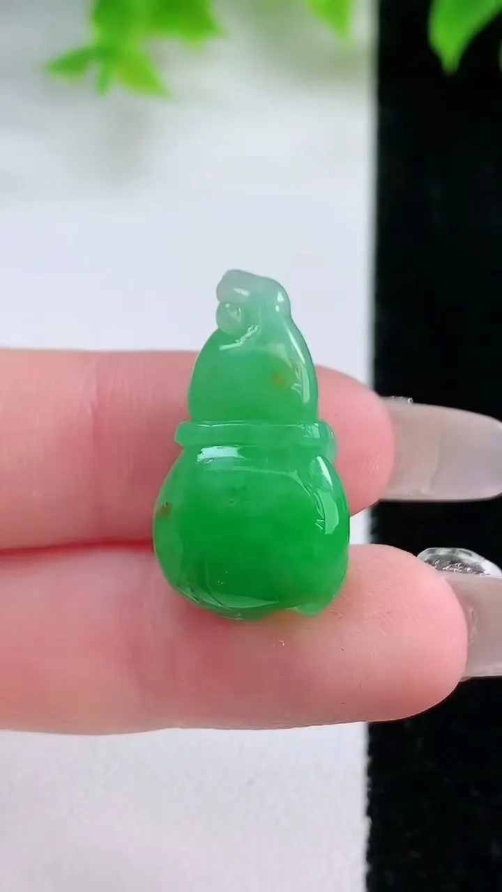天然A货翡翠葫芦吊坠，尺寸24.6-13.8-10.4，重量:4.98g
1月17日