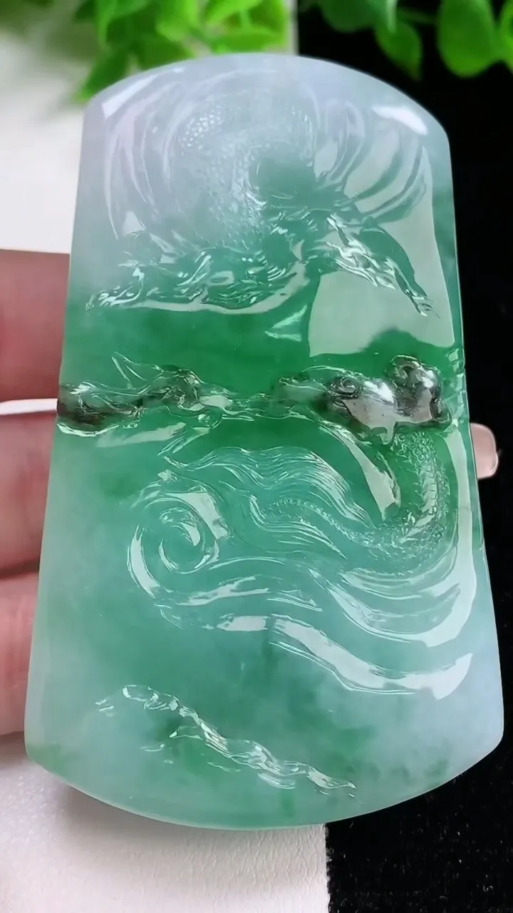 天然A货翡翠山水祥龙财神爷吊坠，尺寸78.4-47.2-12.8，重量:111.23g
1月17日