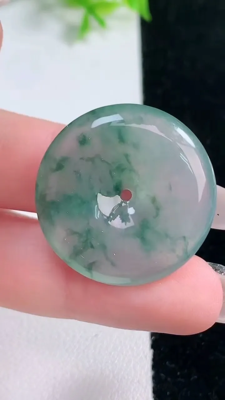 天然A货翡翠冰种飘花平安扣吊坠，尺寸27.7-4.9，重量:9.12g
1月17日