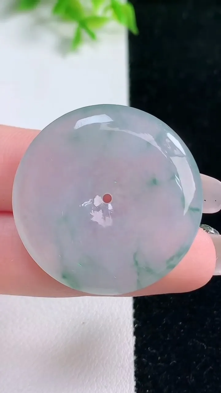 天然A货翡翠冰种飘花平安扣吊坠，尺寸32-5，重量:11.65g
1月17日