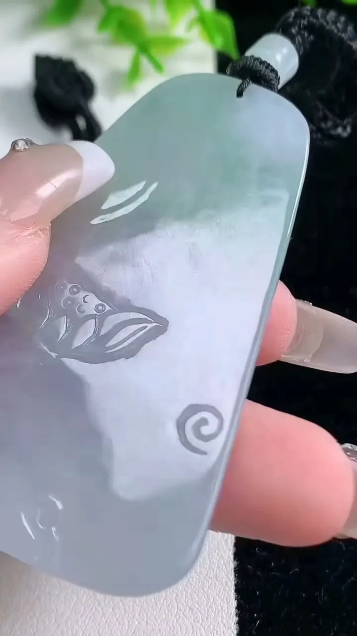 天然A货翡翠大势至菩萨吊坠，尺寸63.3-42.3-5.6，重量:33.49g
1月17日