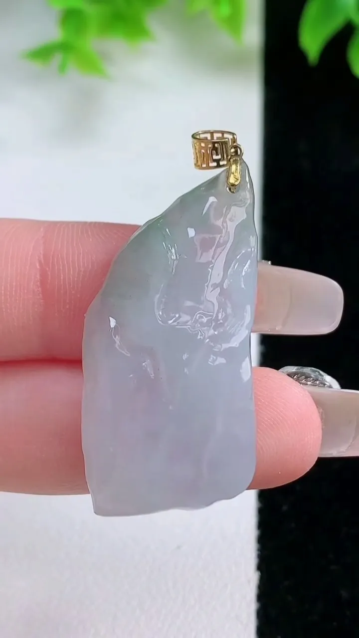 天然A货翡翠种飘花原石吊坠，尺寸37-18-7.4，重量:8.49g
1月17日