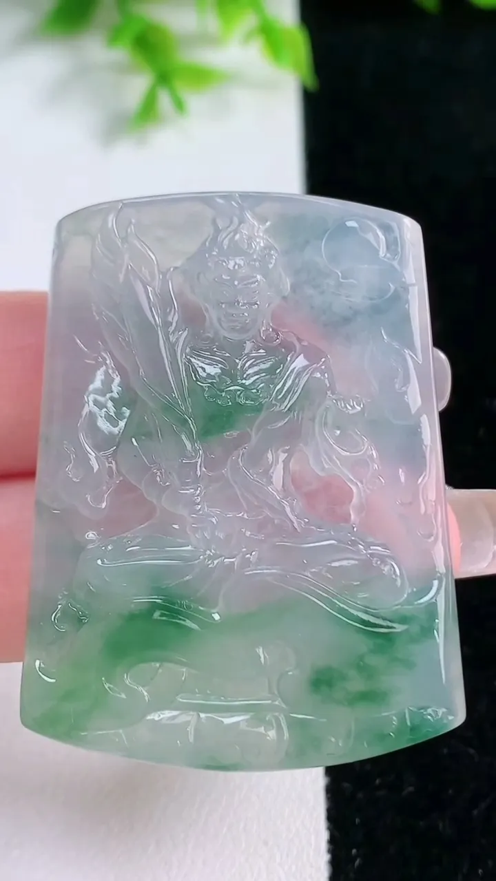 天然A货翡翠种飘花不动明王吊坠，尺寸45.5-34.5-5，重量:19.55g
1月17日