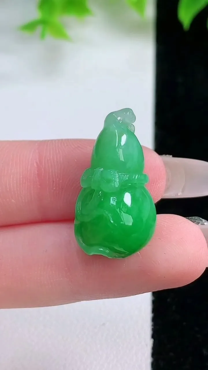 天然A货翡翠葫芦吊坠，尺寸24.6-13.8-10.4，重量:4.98g
1月17日