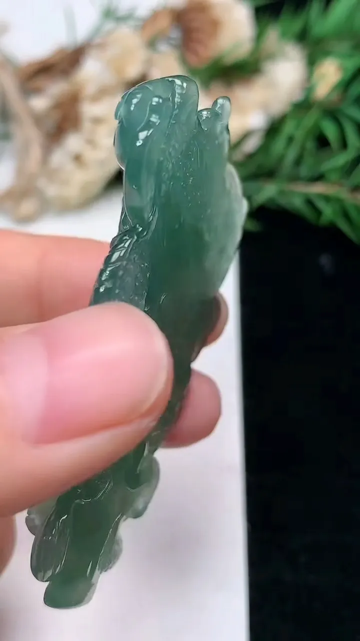 天然A货翡翠蓝水龙牌吊坠，尺寸57.5-33.4-8，重量:19.52g
1月17日