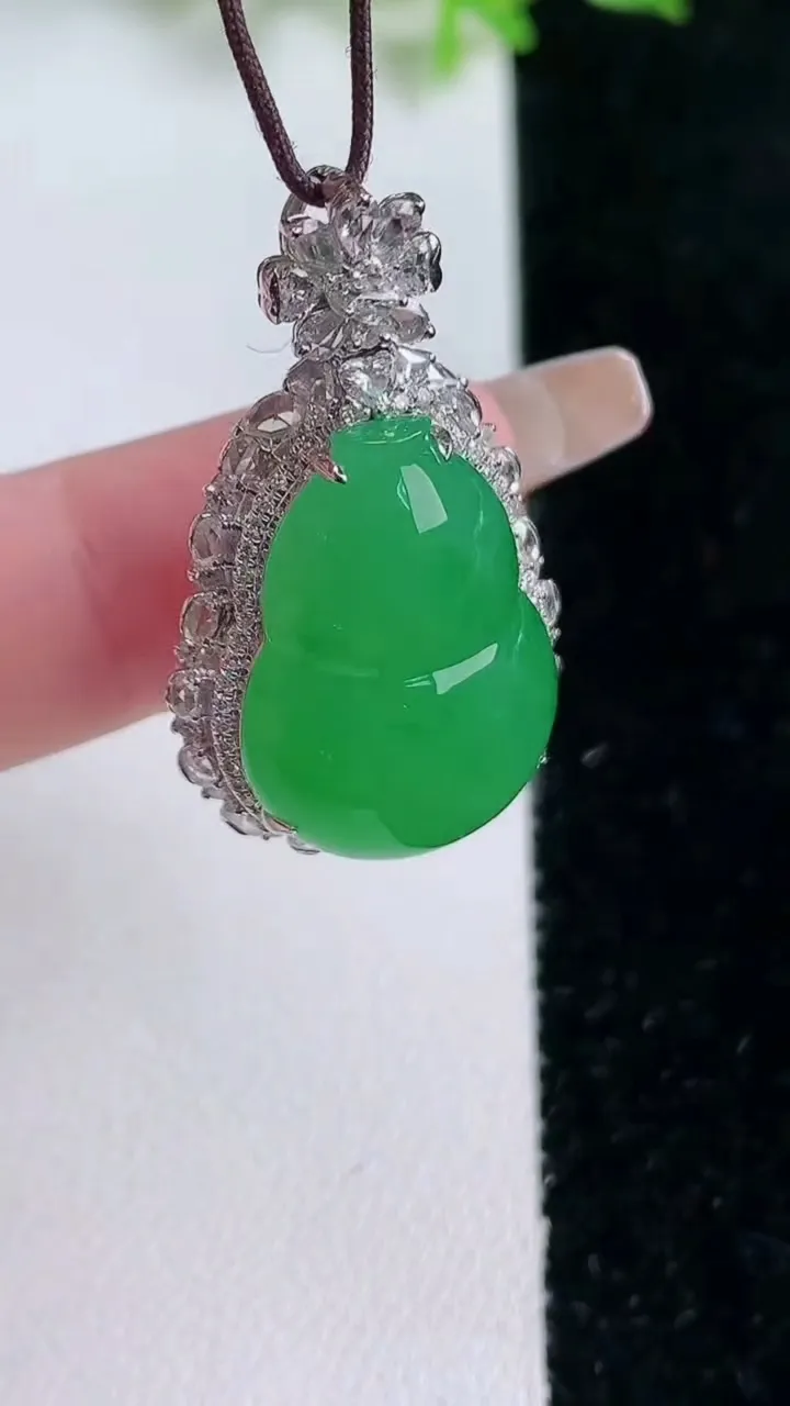 天然A货翡翠葫芦吊坠，尺寸33.5-19.4-12.4，裸石21-14.7重量:7.83g
1月17