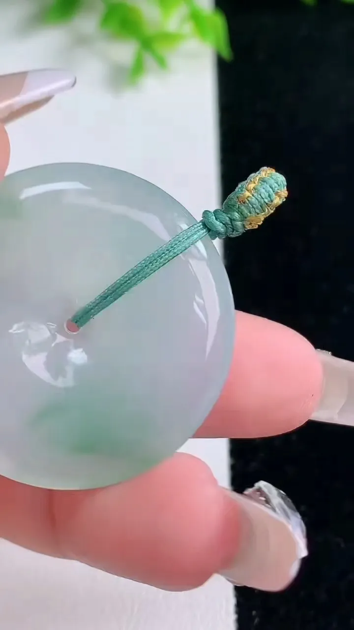 天然A货翡翠平安扣吊坠，尺寸32.2-5.6，重量:13.49g
1月17日