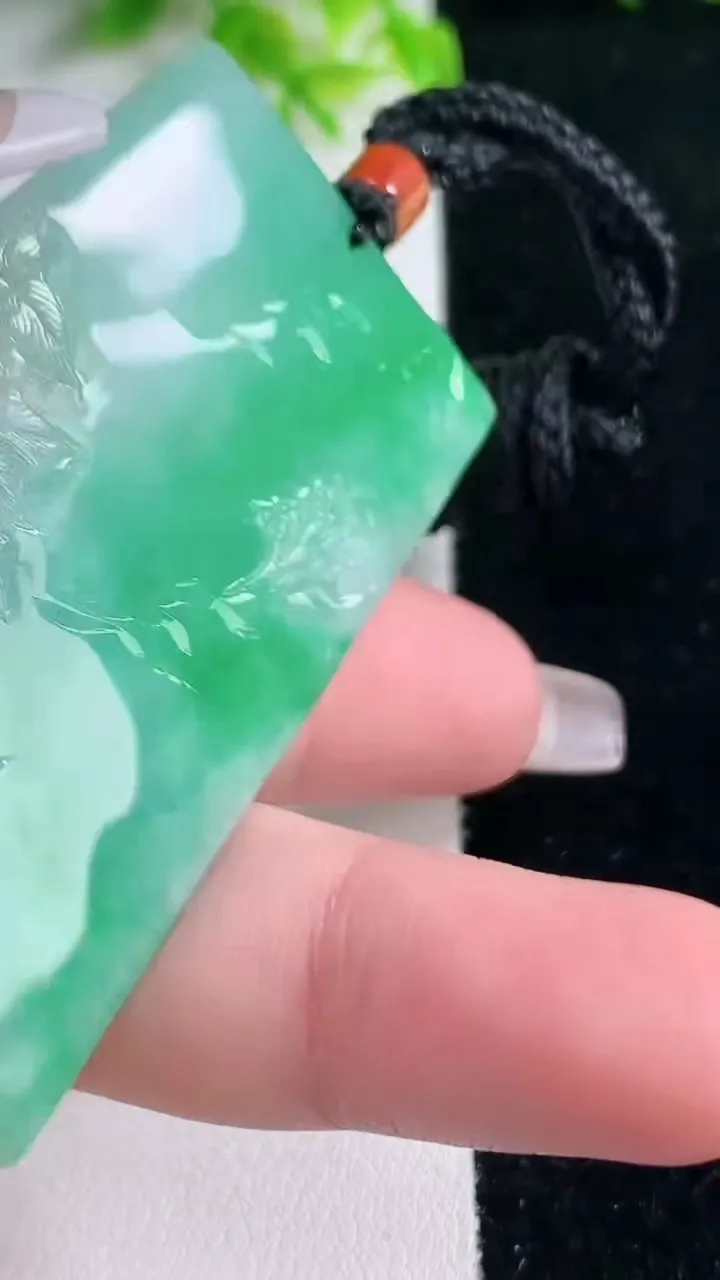 天然A货翡翠山水牌吊坠，尺寸59-34.2-5.4，重量:36.30g
1月17日