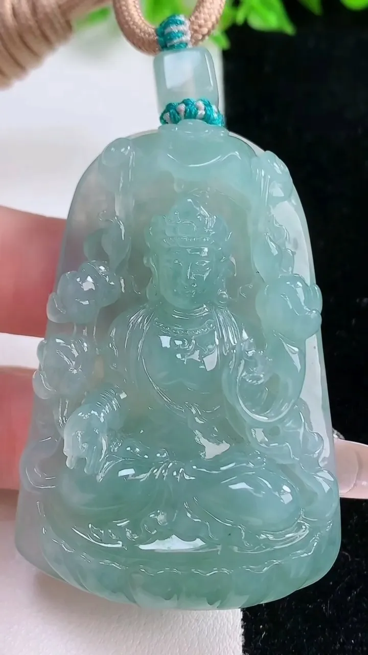 天然A货翡翠千手观音吊坠，尺寸58.4-39.7-11，重量:54.99g
1月17日