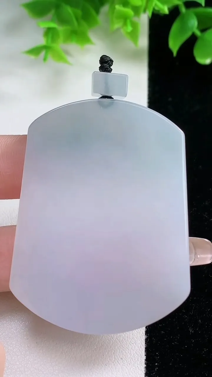 天然A货翡翠冰种春带彩紫罗兰无事牌吊坠，尺寸55.5-42-5.5，重量:39.33g
1月17日