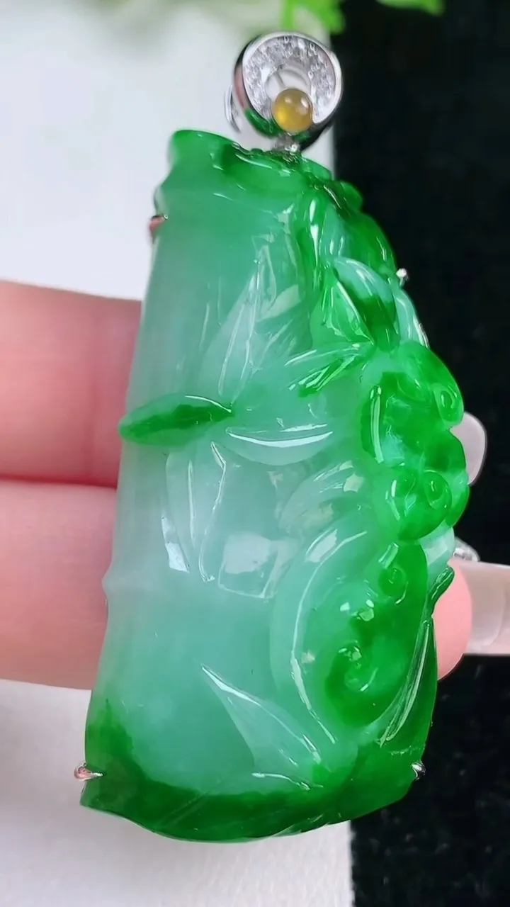 天然A货翡翠节节高升 竹节吊坠，尺寸51.2-24.5-13.7，重量:33.85g
1月17日