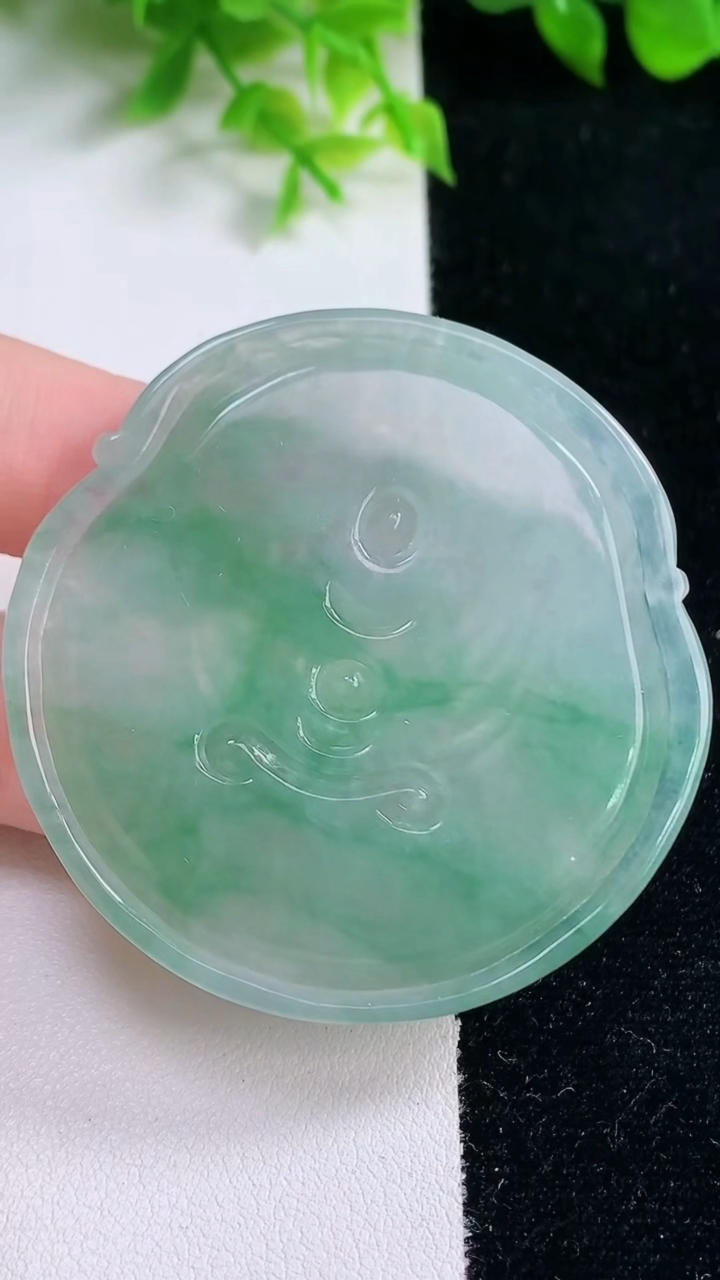 天然A货翡翠大日如来吊坠，尺寸53-52.5-5.4，重量:31.57g
1月17日