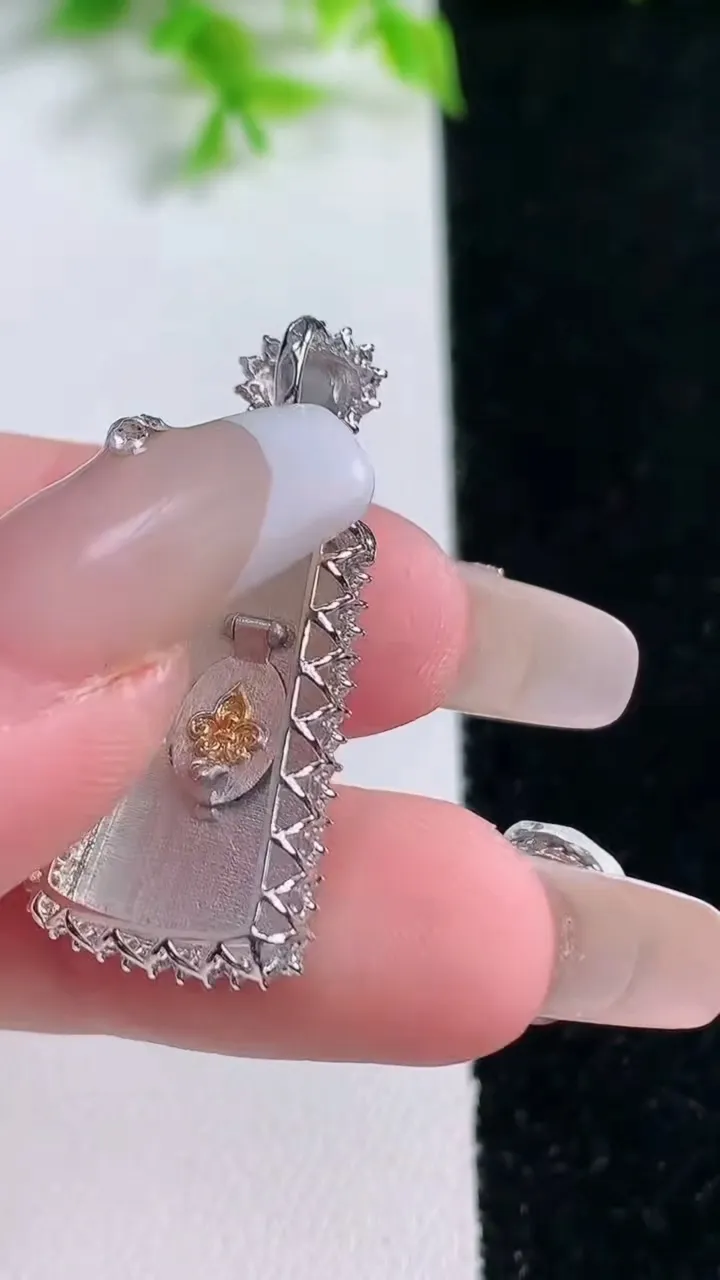 天然A货翡翠无事牌吊坠，尺寸33.8-14.2-6.3，裸石22-12重量:3.38g
1月17日