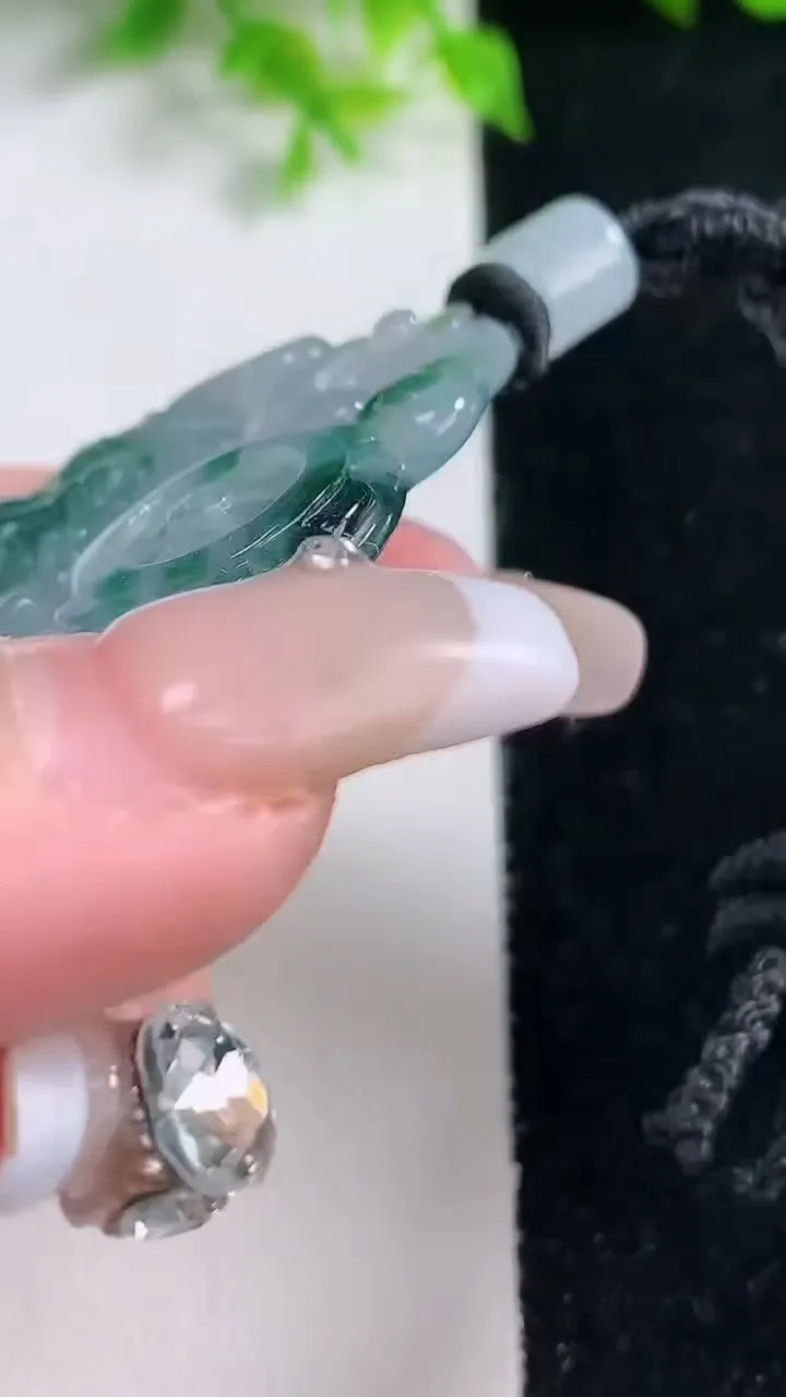 天然A货翡翠种飘花一念之间吊坠，尺寸65.6-35.6-11，重量:52.14g
1月17日