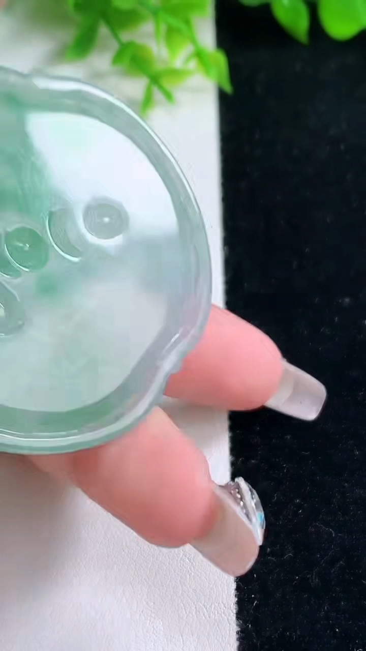 天然A货翡翠大日如来吊坠，尺寸53-52.5-5.4，重量:31.57g
1月17日