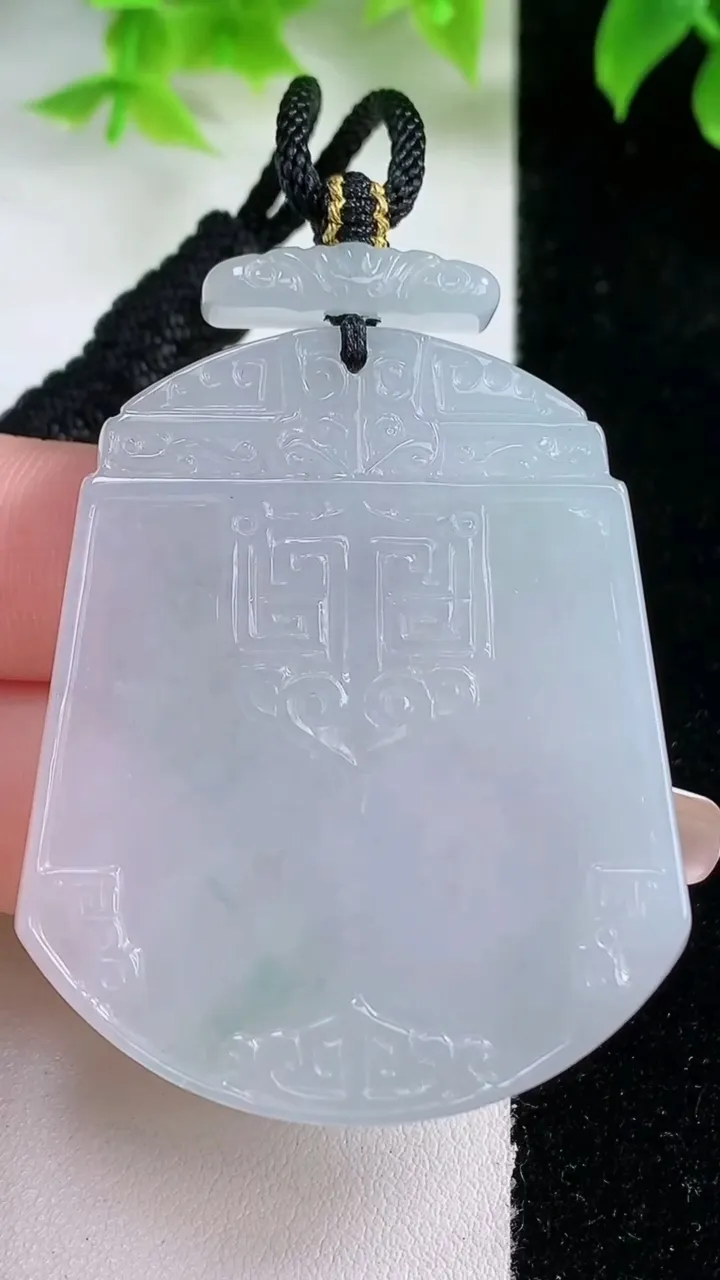 天然A货翡翠冰种飘花仿古无事牌吊坠，尺寸48.7-40.8-6.2，重量:37.11g
1月17日