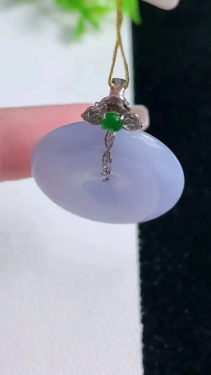 天然A货翡翠18K金紫罗兰平安扣吊坠，尺寸25.2-5.3，重量:9.09g
1月17日