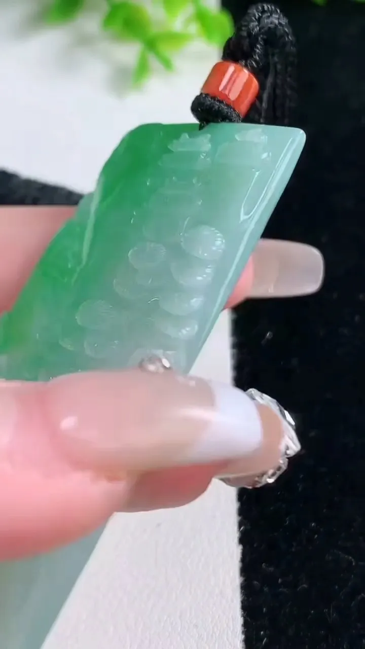 天然A货翡翠山水牌吊坠，尺寸59-34.2-5.4，重量:36.30g
1月17日