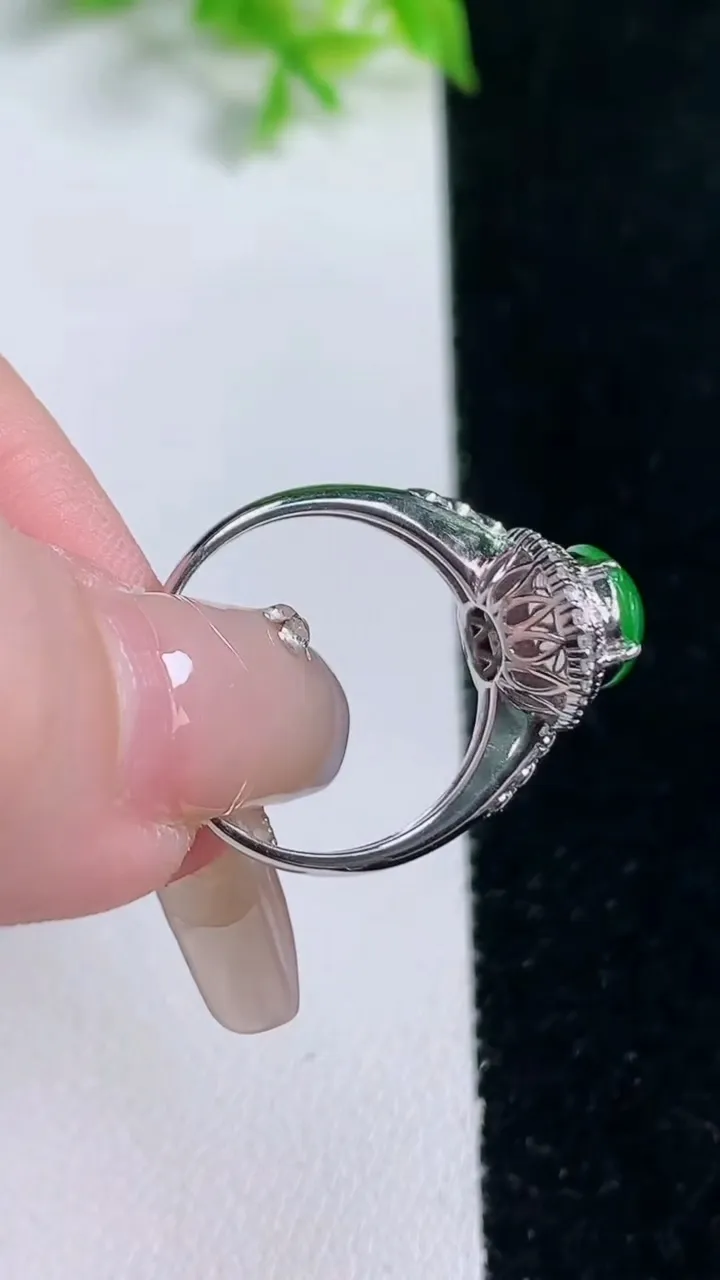 天然A货翡翠蛋面戒指，尺寸17.4-11.3-6.9-8，重量:3.79g2026年1月17日
工厂直销收藏佳品,种好水足，色泽均匀，有种有色，上手高大气！