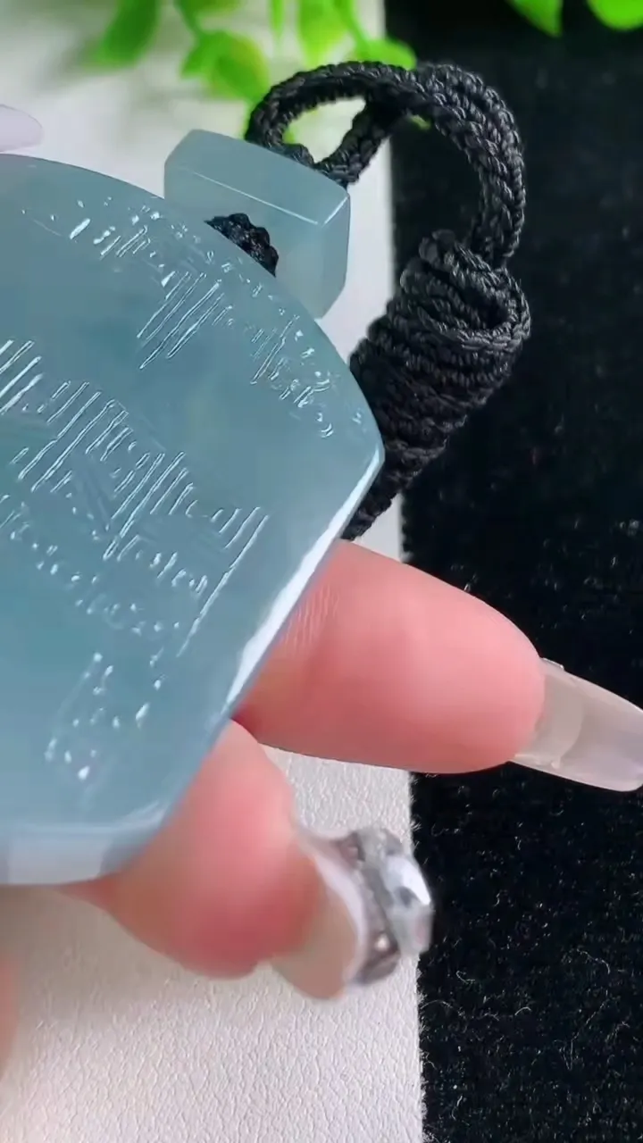 天然A货翡翠种飘花仿古无事牌吊坠，尺寸49.4-36.4-9.4，重量:56.82g
1月17日