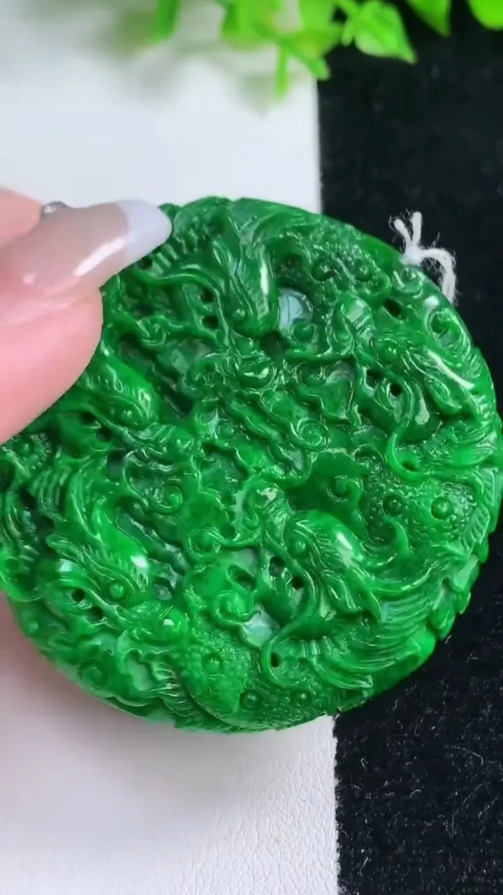 天然A货翡翠九龙至尊 龙牌吊坠，尺寸53-10.8，重量:60.58g
1月17日