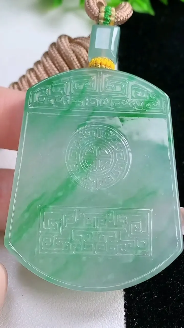 天然A货翡翠仿古无事牌吊坠，尺寸56-43.8-5.6，重量:45.00g
1月17日