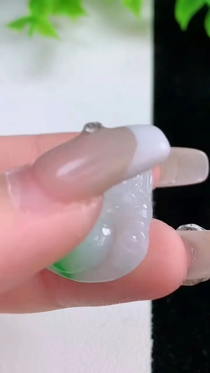 天然A货翡翠佛公吊坠，尺寸24.7-28-5.4，重量:6.00g
1月17日