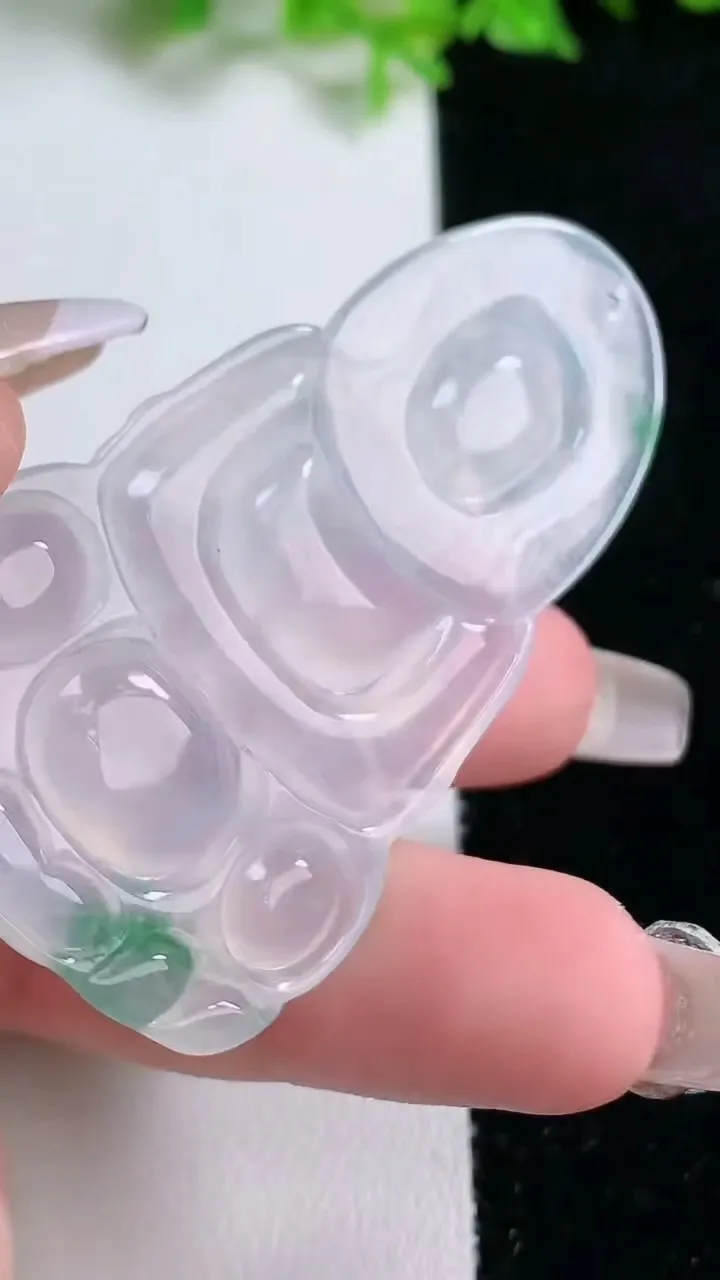 天然A货翡翠观音菩萨吊坠，尺寸57.2-33.6-3.9，重量:19.04g
1月17日