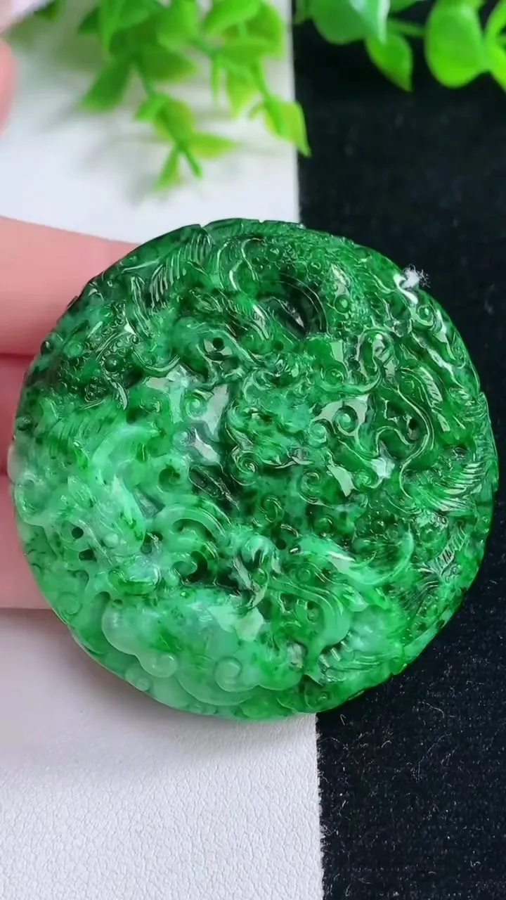 天然A货翡翠九龙至尊 龙牌吊坠，尺寸58-10.7，重量:76.55g
1月17日