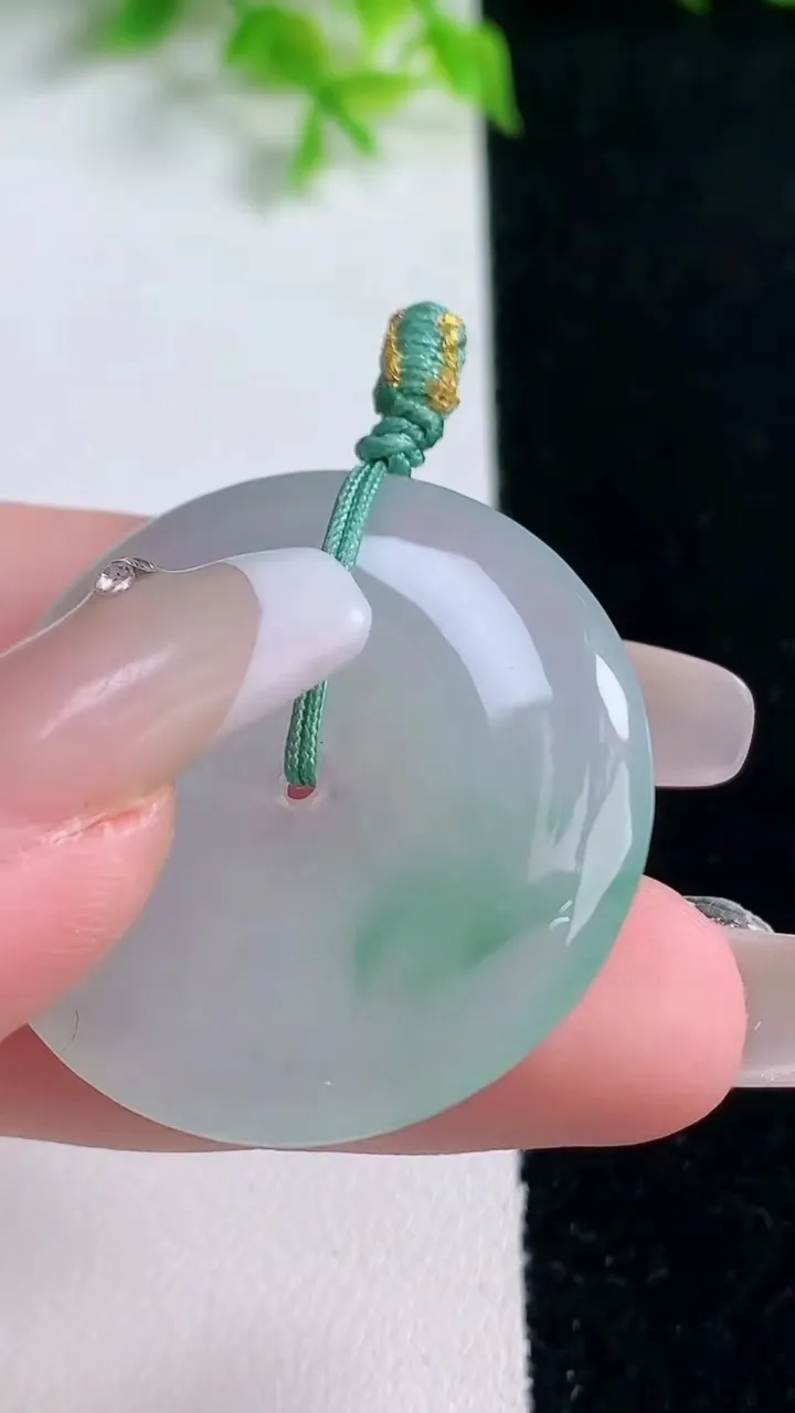 天然A货翡翠平安扣吊坠，尺寸32.2-5.6，重量:13.49g
1月17日