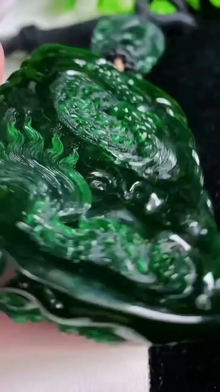 天然A货翡翠龙牌吊坠，尺寸68-48.6-16.7，重量:100.67g
1月17日