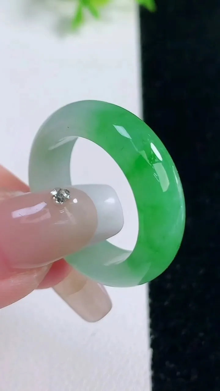 天然A货翡翠指环戒指，尺寸19.3-6.8-4，重量:6.24g2026年1月17日
工厂直销收藏佳品,种好水足，色泽均匀，有种有色，上手高大气！