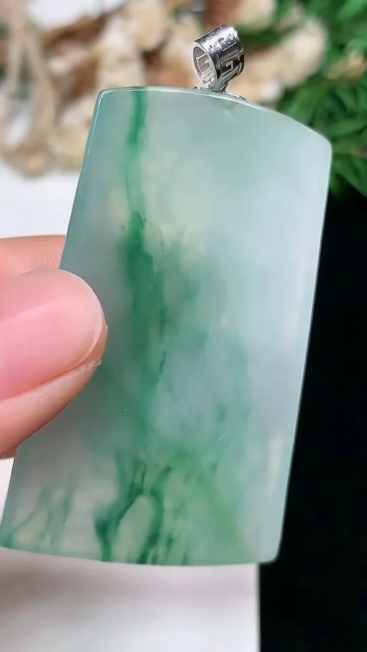 天然A货翡翠素衣观音吊坠，尺寸50.4-31.8-5.3，重量:21.69g
1月17日