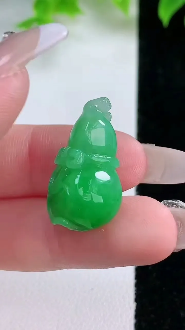 天然A货翡翠葫芦吊坠，尺寸24.6-13.8-10.4，重量:4.98g
1月17日