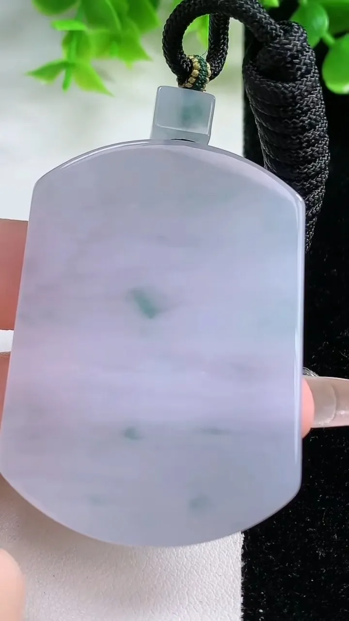 天然A货翡翠冰种紫罗兰飘花无事牌吊坠，尺寸56-41-5.7，重量:45.49g
1月17日