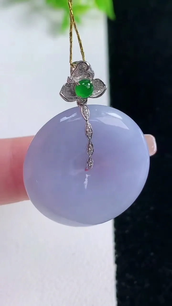 天然A货翡翠18K金紫罗兰平安扣吊坠，尺寸25.2-5.3，重量:9.09g
1月17日