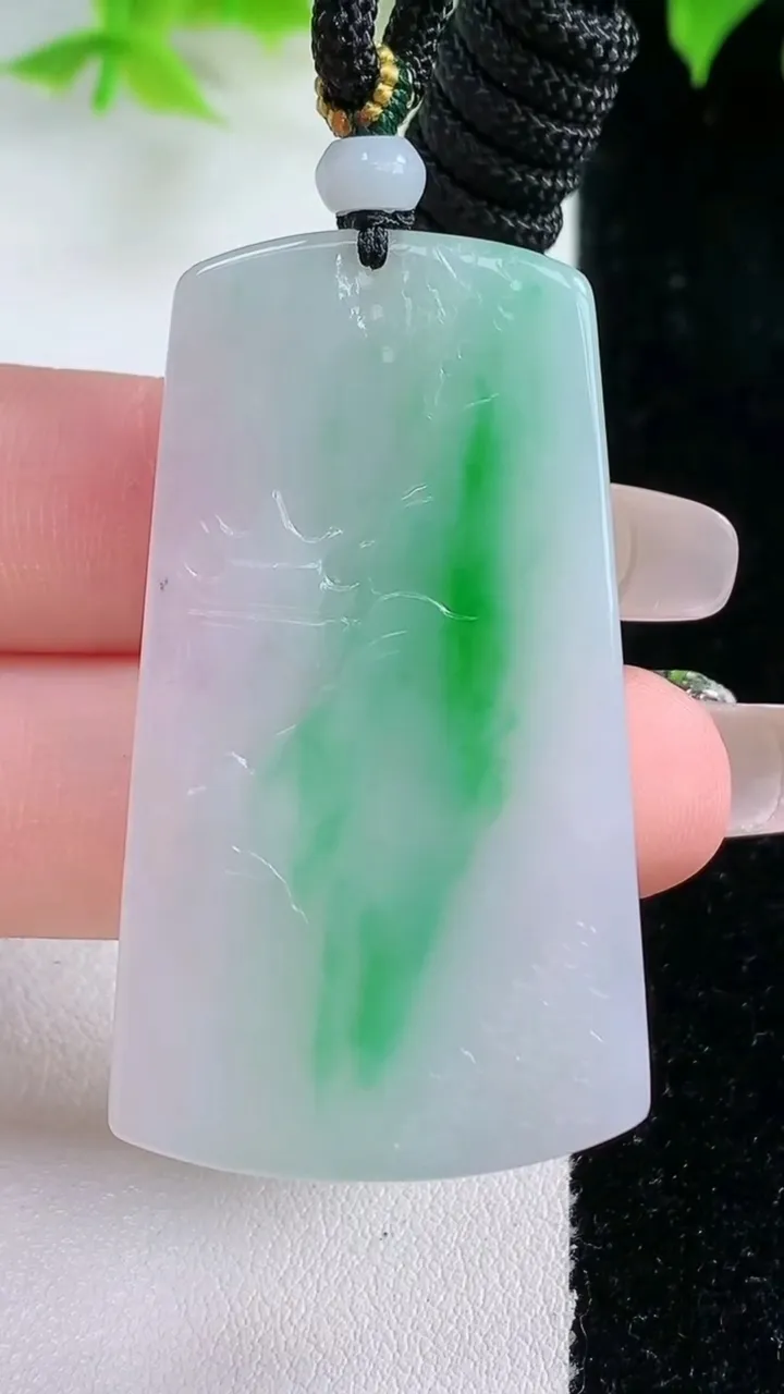 天然A货翡翠山水牌吊坠，尺寸48.7-26.2-4.6，重量:18.88g
1月17日