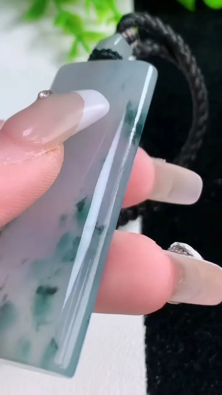 天然A货翡翠种飘花无事牌吊坠，尺寸57.2-23-6.3，重量:28.77g
1月17日