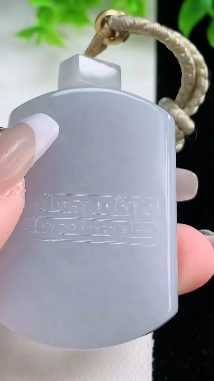 天然A货翡翠紫罗兰仿古无事牌吊坠，尺寸49.7-35.2-10.3，重量:60.53g
1月17日