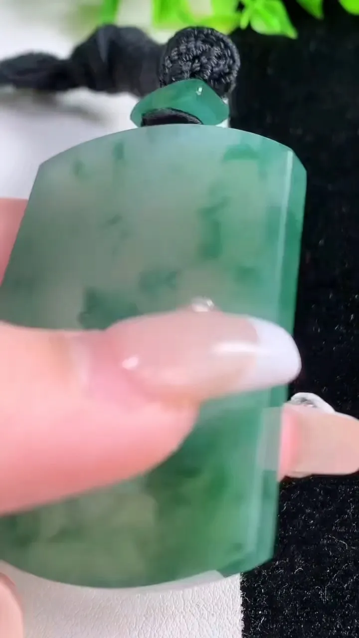 天然A货翡翠种飘花无事牌吊坠，尺寸57.5-42.3-5.8，重量:48.29g
1月17日