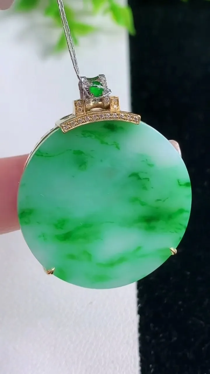 天然A货翡翠无事牌吊坠，尺寸31-5.2，重量:10.00g
1月17日