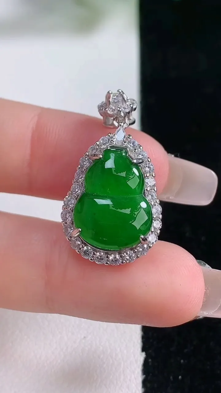 天然A货翡翠葫芦吊坠，尺寸28.2-15.2-9.5，裸石15-11.4重量:3.85g
1月17日